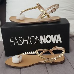 Fashion Nova》Mixed Signals Flat Sandals